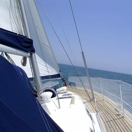 Úszó hotel In Barca A Vela Ponza