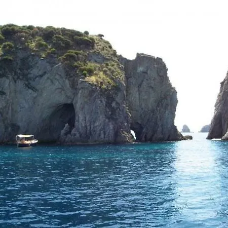In Barca A Vela Úszó hotel Ponza