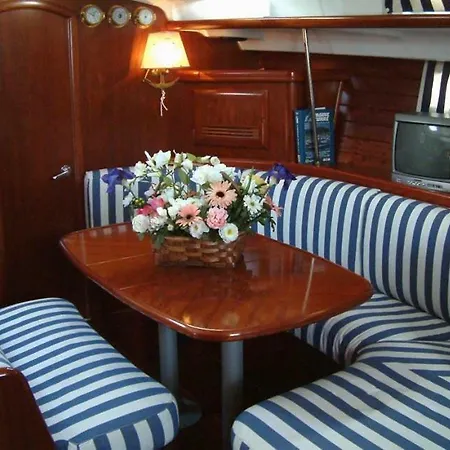 In Barca A Vela Úszó hotel