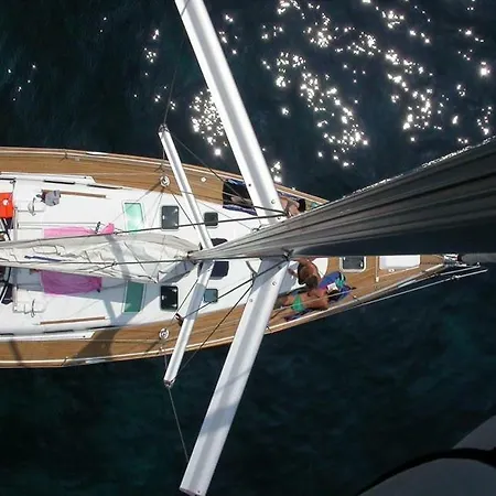 In Barca A Vela Botel *